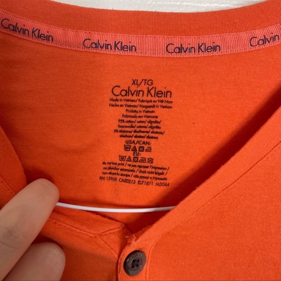 Calvin Klein CK orange vneck henley cotton tshirt XL - Picture 2 of 6